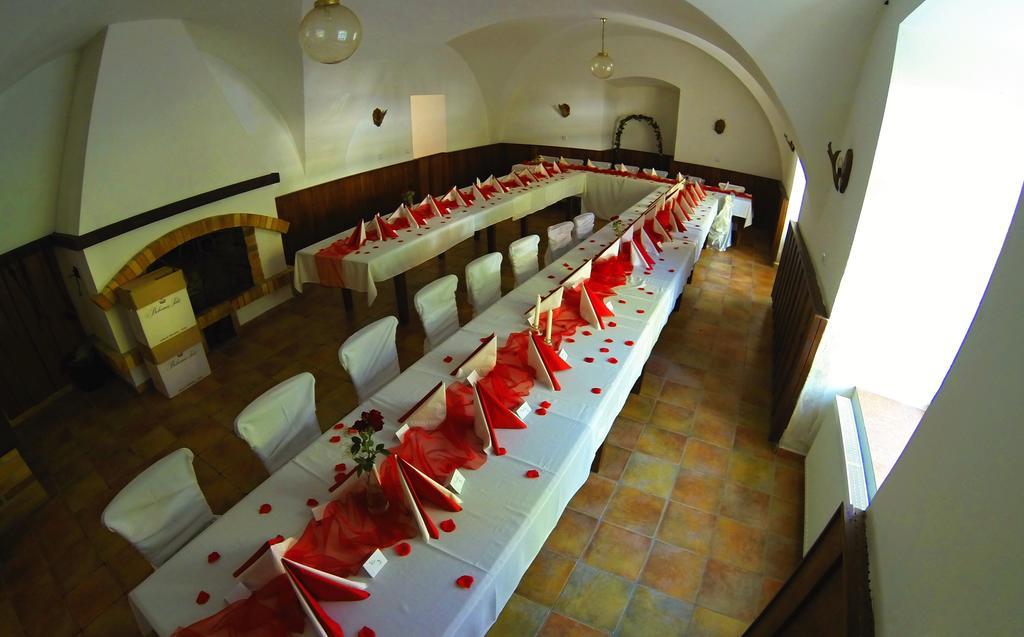 Penzion Zamek Rozsochatec Buitenkant foto