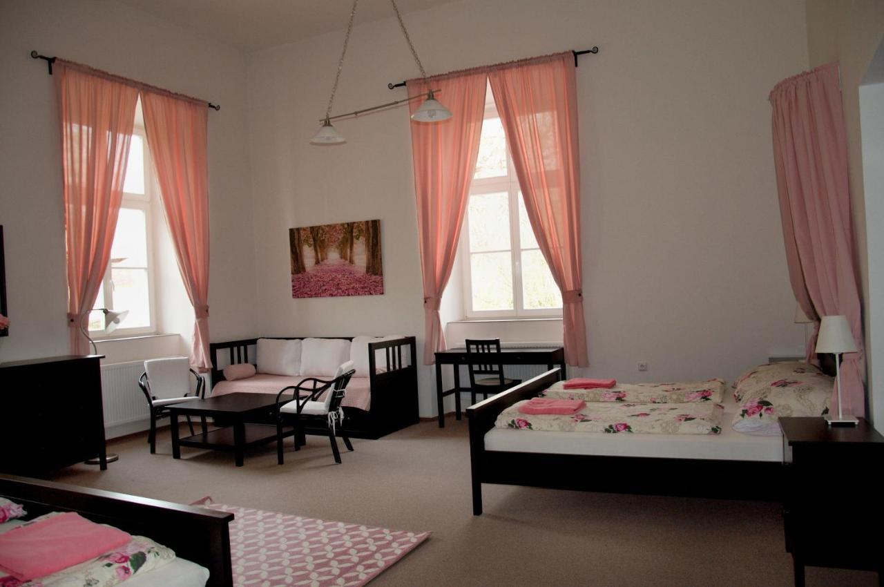 Penzion Zamek Rozsochatec Buitenkant foto